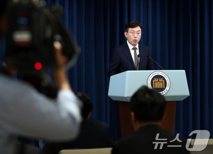 [사진] 의료개혁 현안 브리핑하는 성태윤 정책실장