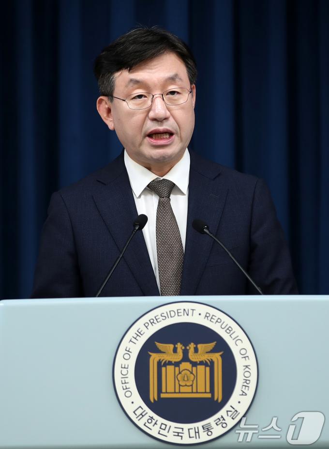 [사진] 현안 브리핑하는 성태윤 정책실장