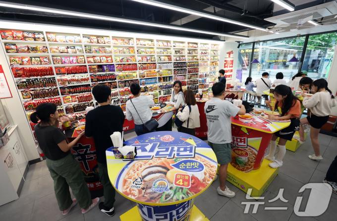 [사진] K-라면 인기에 북적이는 라면 라이브러리
