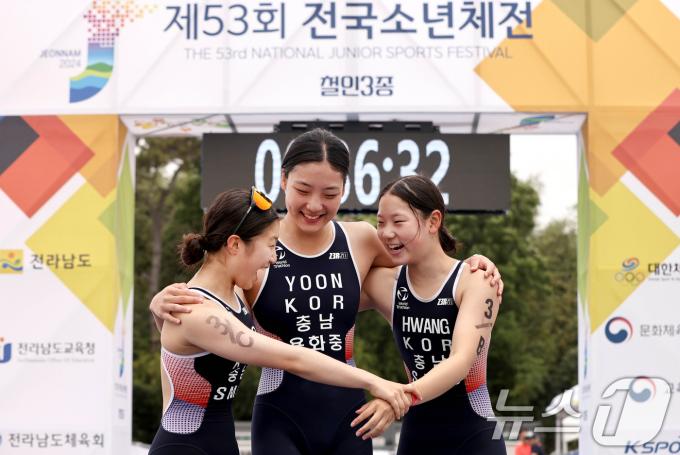 [사진] 기쁨 나누는 철인3종 선수들