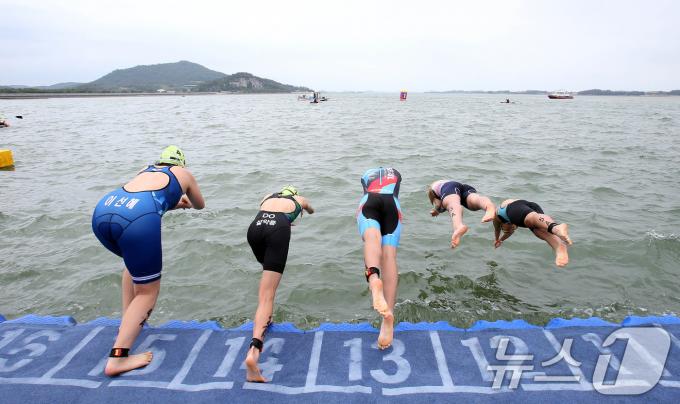 [사진] '거친 물살 속으로'