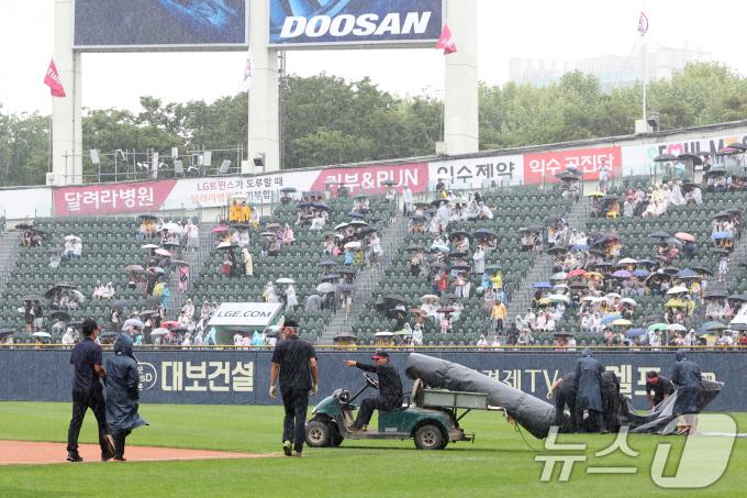 [사진] '비 내리는 잠실야구장'