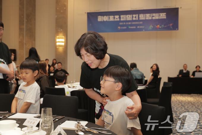 [사진] 유공자 자녀들과 인사하는 강정애 장관