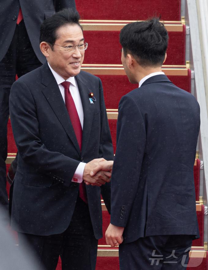 [사진] 환영인사와 악수하는 기시다 일본 총리
