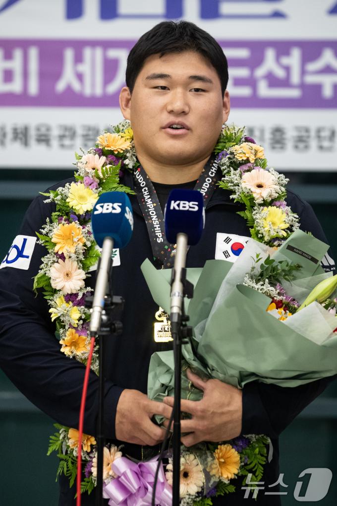 김민종이 26일 아랍에미리트(UAE) 아부다비에서 열린 2024 국제유도연맹(IJF) 세계선수권대회를 마친 후 인천국제공항 제1여객터미널을 통해 귀국해 취재진과 인터뷰하고 있다. 유도대표팀은 이번 대회에서 개인전 금메달 2개, 동메달 3개를 획득했다. 김민종(양평군청)이 남자 100㎏ 이상급에서 39년 만에 금메달을, 여자 57㎏급에 나선 허미미(경북체육회)는 한국 여자 선수로서 29년 만에 세계선수권대회 금메달을 목에 걸었다. 이들 외에도 남자 81㎏급 이준환(용인대), 60㎏급 이하림(한국마사회), 여자 78㎏ 이상급 김하윤(안산시청)이 각각 동메달을 따냈다. 2024.5.26/뉴스1 ⓒ News1 유승관 기자