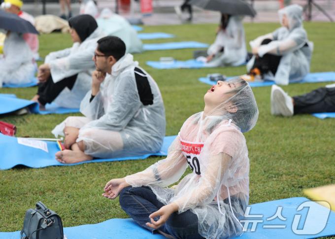 [사진] 비가 와도 멍은 때린다