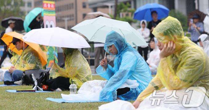 [사진] 비내려도 멍은 때린다