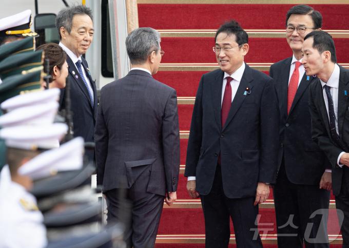 기시다 후미오(岸田文雄) 일본 총리가 26일 경기도 성남시 서울공항에 도착, 김홍균 외교부 제1차관과 대화를 하고 있다.  2024.5.26/뉴스1 ⓒ News1 이재명 기자
