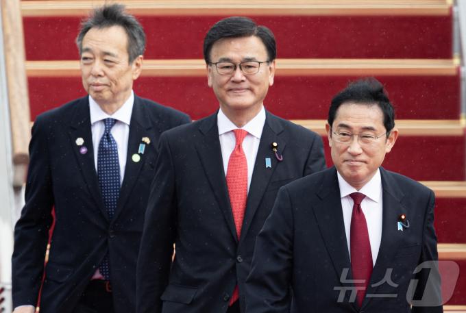 기시다 후미오(岸田文雄) 일본 총리(오른쪽 첫 번째)가 26일 경기도 성남시 서울공항에 도착하고 있다. 2024.5.26/뉴스1 ⓒ News1 이재명 기자