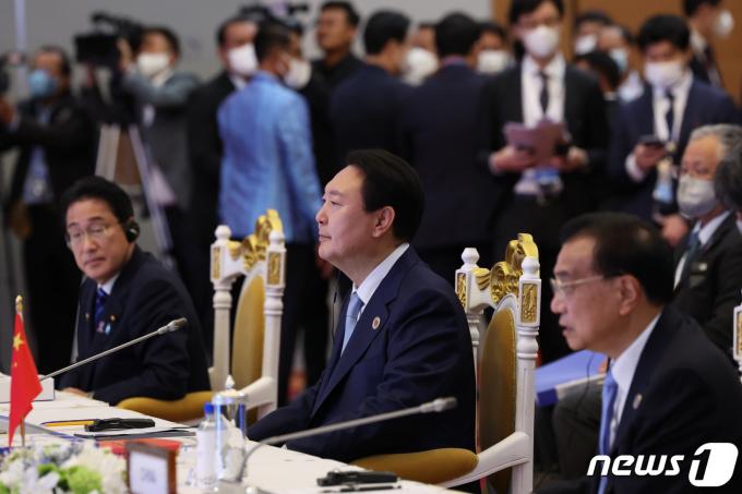 윤석열 대통령이 12일 오전 캄보디아 프놈펜에서 열린 아세안+3 정상회의에 참석해 있다. 왼쪽부터 기시다 후미오 일본 총리, 윤 대통령, 리커창 중국 총리. (대통령실 제공) 2022.11.13/뉴스1 ⓒ News1 안은나 기자