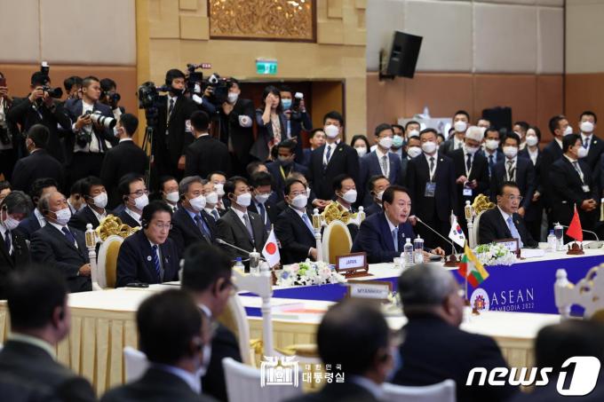 윤석열 대통령이 12일 오전 캄보디아 프놈펜에서 열린 아세안+3 정상회의에서 모두 발언하고 있다. (대통령실 홈페이지) 2022.11.13/뉴스1 ⓒ News1 안은나 기자