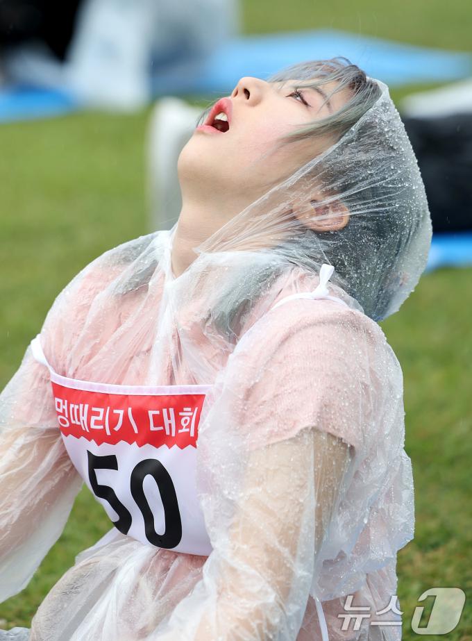 [사진] 비맞으며 멍때리기