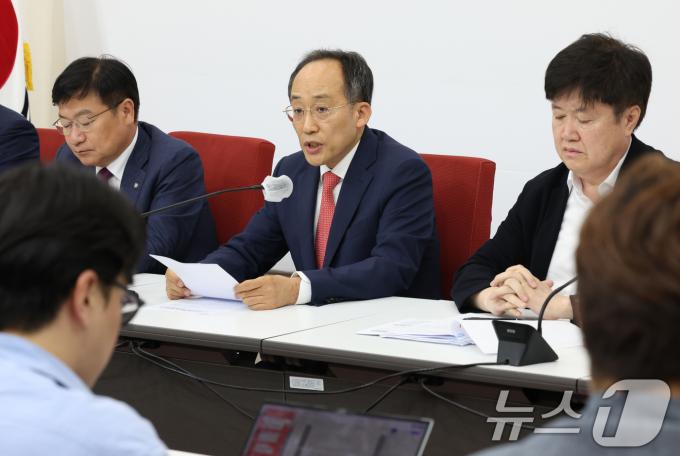 [사진] 추경호 원내대표, 연금개혁안 관련 기자간담회