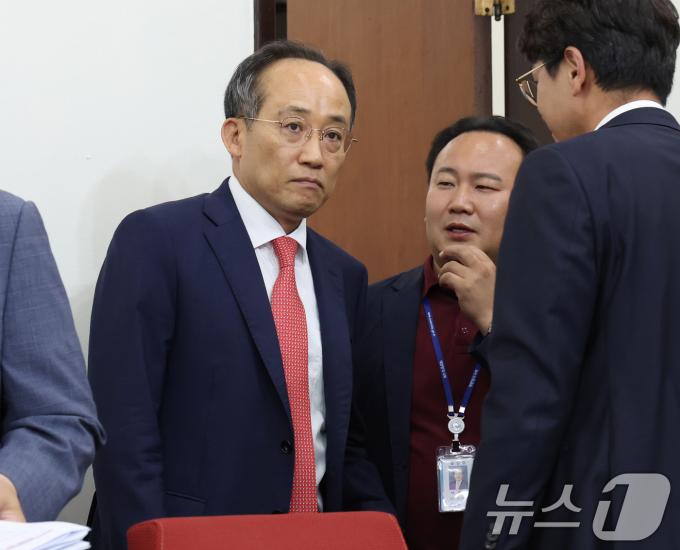 [사진] 기자간담회 참석하는 추경호 원내대표