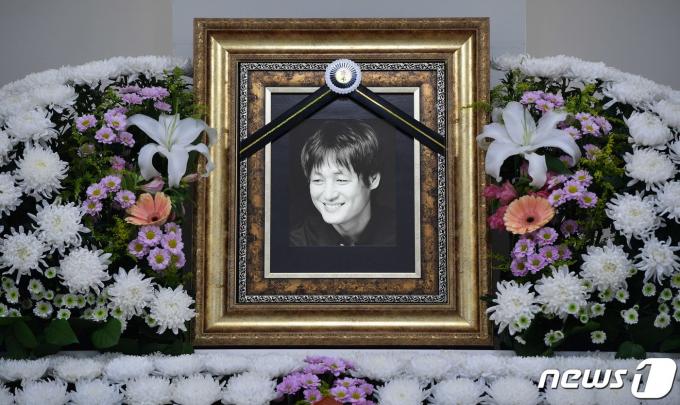 26일 오후 서울 중랑구 서울의료원 장례식장에 배우 이얼(58·이응덕)의 빈소가 마련돼 있다. 드라마 '스토브리그', '보이스4' 등을 비롯해 스크린과 브라운관을 오가며 활약해온 배우 이얼은 식도암 투병 중 별세했다. 2022.5.26/뉴스1 ⓒ News1 사진공동취재단