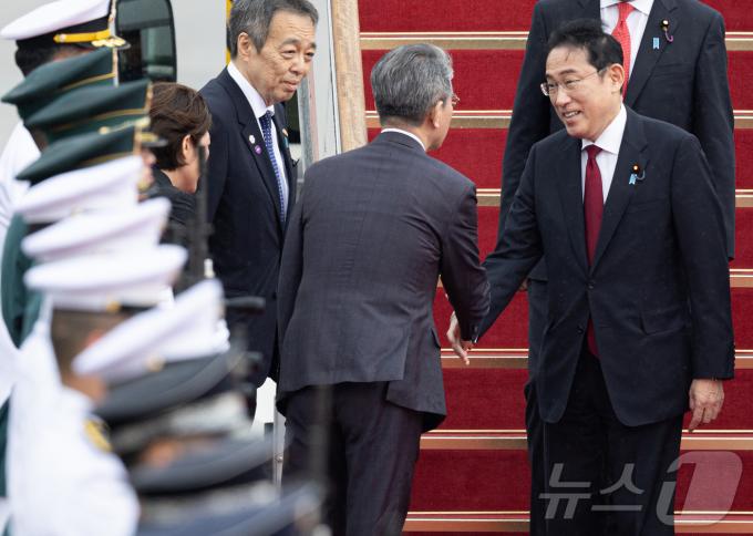 기시다 후미오(岸田文雄) 일본 총리가 26일 경기도 성남시 서울공항에 도착, 김홍균 외교부 제1차관과 인사를 하고 있다. 윤석열 대통령은 리창 중국 국무원 총리, 기시다 후미오 일본 총리와 각각 회담을 한다(뉴스1DB)