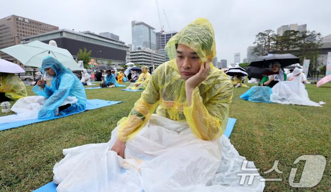 [사진] 멍때리러 나온 시민들