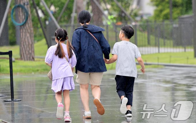 [사진] '엄마 손잡고 뛰어'
