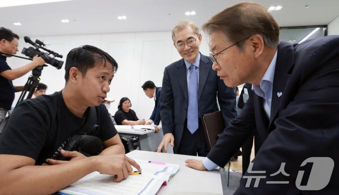 [사진] 외국인 근로자와 대화하는 이정식 장관
