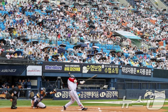 [사진] '비가 와도 뜨거운 야구 열기'