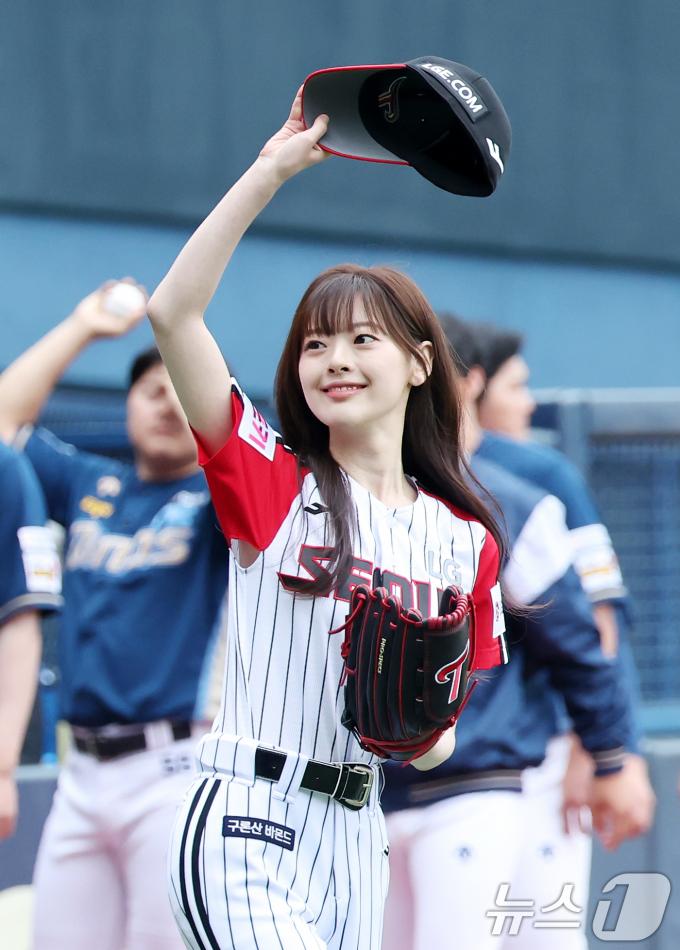[사진] 시구 나선 배우 한수아