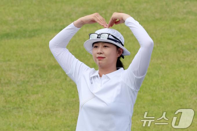 [사진] 금메달 따고 하트 그리는 임시현