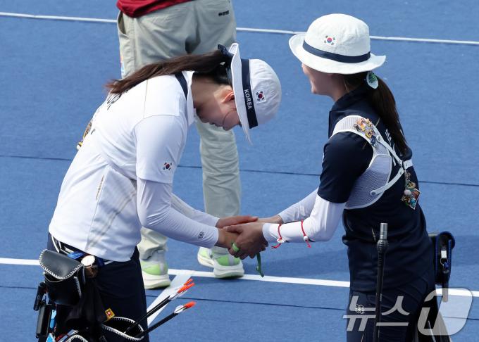 [사진] '女 리커브 결승' 금메달 축하받는 임시현