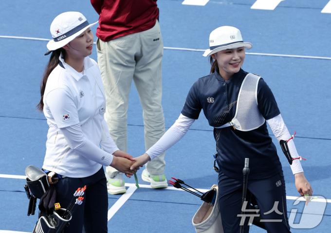 [사진] 전훈영에게 우승 축하받는 임시현