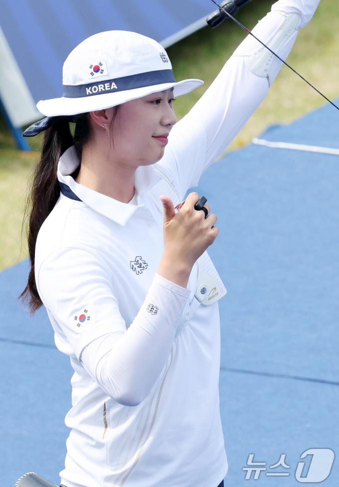 [사진] '리커브 개인 금메달' 임시현의 엄지 척
