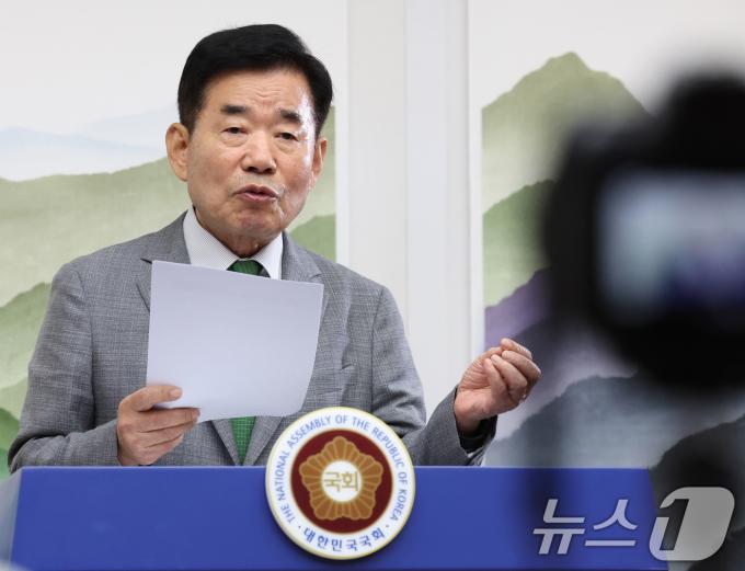 김진표 국회의장이 26일 서울 여의도 국회에서 열린 연금개혁 관련 기자간담회에서 21대 국회 내 국민연금 개혁 처리 필요성에 대해 설명하고 있다. 2024.5.26/뉴스1 ⓒ News1 송원영 기자