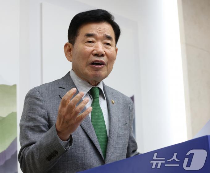 김진표 국회의장이 26일 서울 여의도 국회에서 열린 연금개혁 관련 기자간담회에서 21대 국회 내 국민연금 개혁 처리 필요성에 대해 설명하고 있다. 2024.5.26/뉴스1 ⓒ News1 송원영 기자