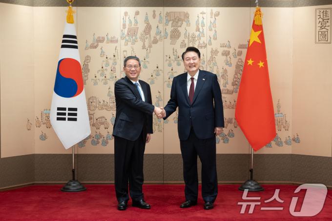 윤석열 대통령이 26일 용산 대통령실 청사에서 리창 중국 총리를 영접한 후 기념촬영을 하고 있다. (대통령실 제공) 2024.5.26/뉴스1 ⓒ News1 오대일 기자
