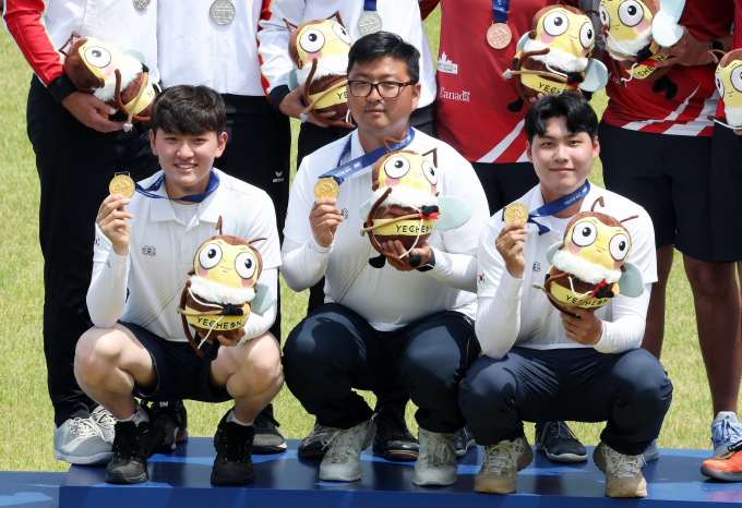 26일 경북 예천군 진호국제양궁장에서 열린 2024 현대 양궁 월드컵 2차 대회 리커브 남자 단체 시상식에서 금메달을 목에 건 김제덕(왼쪽부터), 김우진, 이우석이 시상대에 올라 기념촬영을 하고 있다. / 사진=뉴스1 이동해 기자 