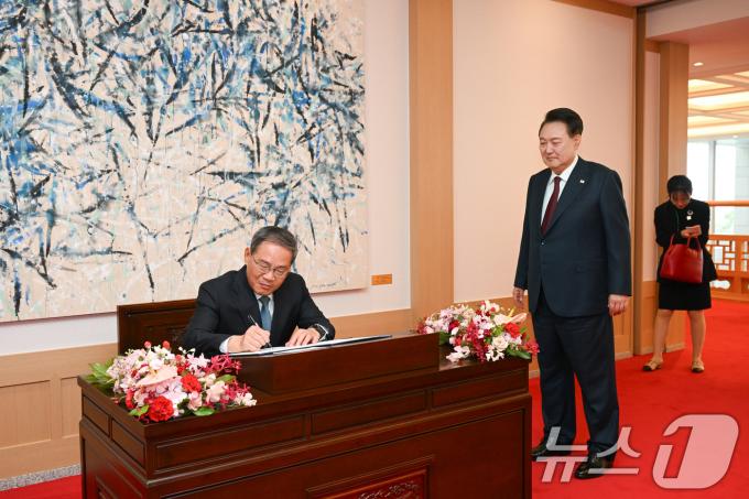 [사진] 방명록 작성하는 리창 中 총리