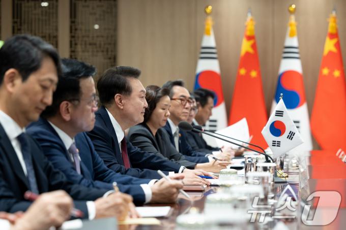 [사진] 리창 中 총리와 양자회담하는 윤 대통령