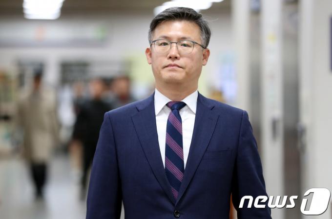 정호성 전 청와대 부속비서관이 서초구 서울중앙지법으로 국가정보원 특수활동비(특활비) 상납 의혹 관련 특정범죄가중처벌법상 뇌물 등 항소심 공판 출석을 위해 법정으로 향하고 있다. 2018.11.14/뉴스1 ⓒ News1 박정호 기자