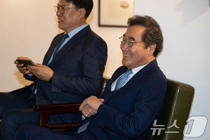 [사진] 미소 짓는 이낙연 전 총리
