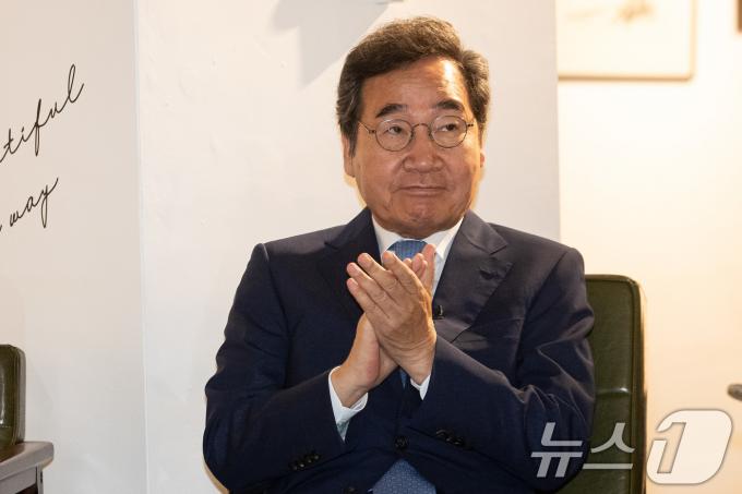 [사진] 손뼉 치는 이낙연 전 총리