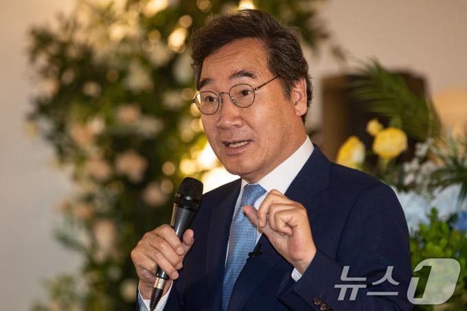 [사진] 이낙연 전 총리, 푸른별포럼 찾아 '나의 청년시절이야기' 특강