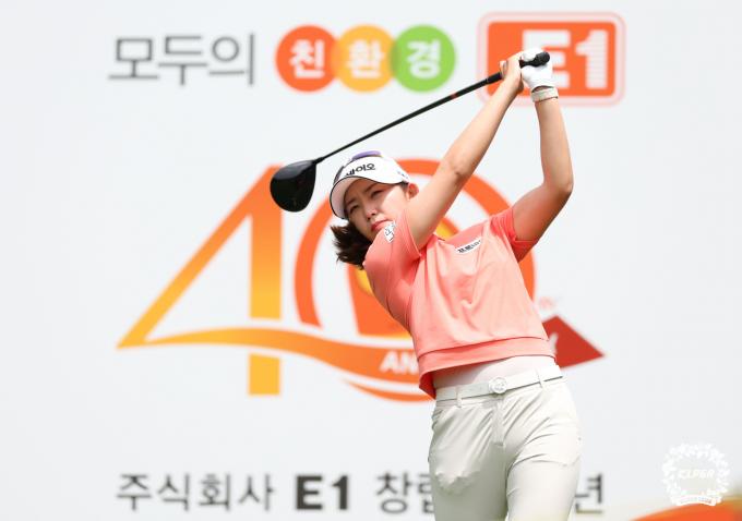 배소현이 26일 경기도 여주시 페럼 클럽에서 열린 한국여자프로골프(KLPGA) 투어 E1 채리티 오픈 최종라운드에서 4번홀 티샷을 하고 있다. (KLPGT) 제공) 2024.5.26/뉴스1