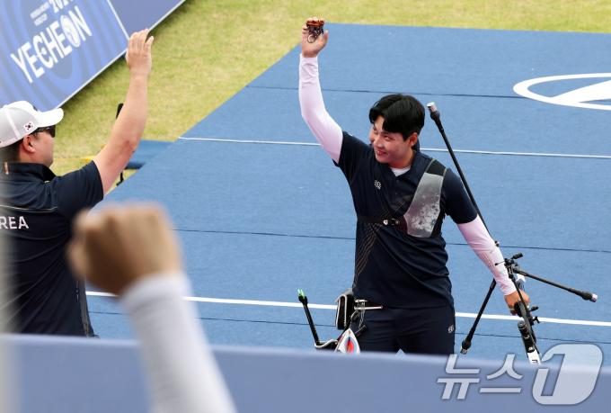 [사진] 이우석, 결승서 만난 김우진 꺾고 금메달 쾌거