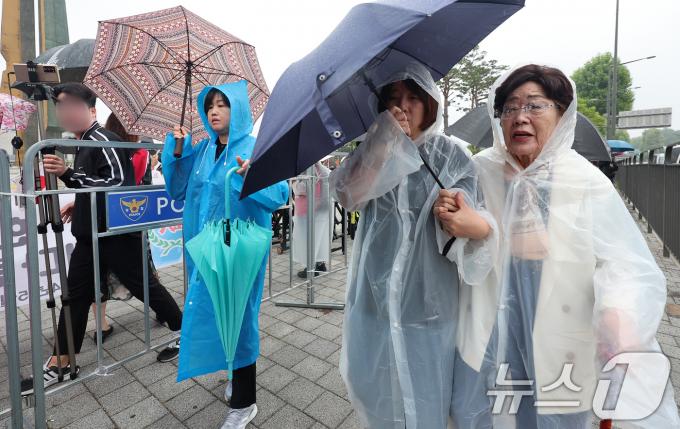 [사진] 보수단체 집회 옆으로 빠져나가는 이용수 할머니