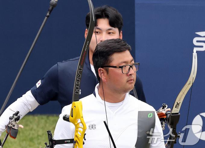 [사진] 리커브 개인 결승 입장하는 김우진과 이우석