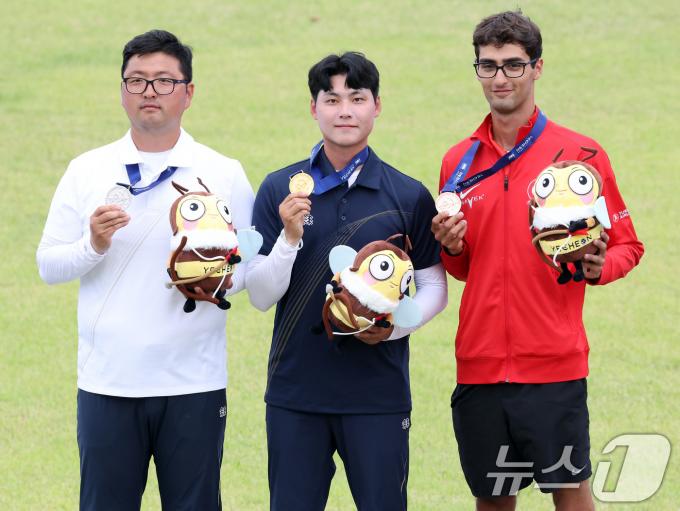 [사진] 대한민국, 양궁 월드컵서 리커브 男 개인 금·은 쾌거