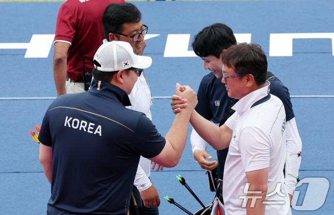 [사진] 승자에게 건네는 축하