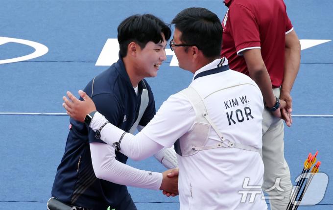 [사진] 김우진에게 '우승' 축하받는 이우석