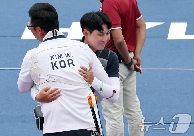 [사진] 김우진 꺾고 금메달 목에 거는 이우석