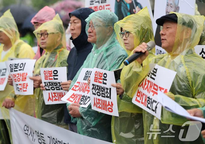 [사진] '일본은 전쟁범죄 사죄배상'