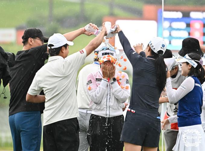 [사진] 우승 축하 받는 배소현