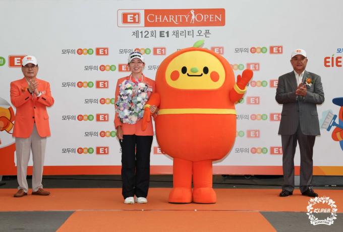 [사진] 티티와 기념 촬영하는 배소현